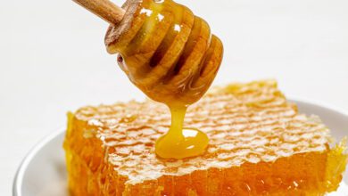فوائد العسل كثيرة لكن أحذر أن تطعمه لطفلك