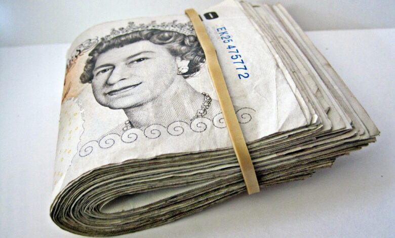 100 جنيه إسترليني مساعدة نقدية في بريطانيا
